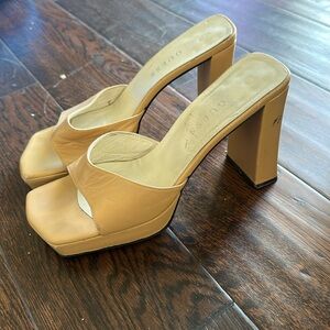 Guess luggage tan 2000s square toe mules